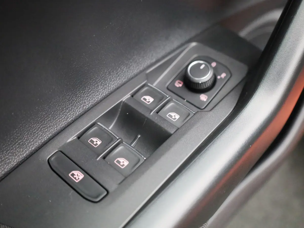 1.0 TSI R-Line | 95 PK | Keyless | Bonneville Velgen | Digital Cockpit PRO | Apple Carplay / Android Auto | Climatronic (Automatische Airco)