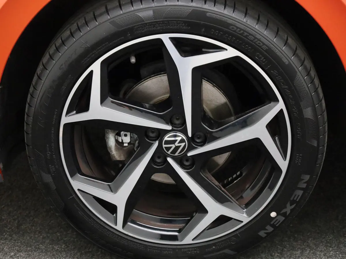 1.0 TSI R-Line | 95 PK | Keyless | Bonneville Velgen | Digital Cockpit PRO | Apple Carplay / Android Auto | Climatronic (Automatische Airco)