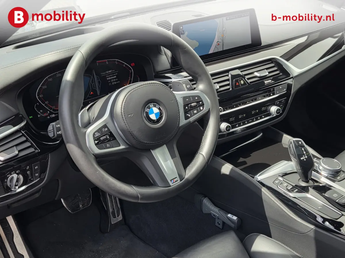 530i High Executive M-Sport 'Almadinbraun' Head-Up Trekhaak NL Auto! | Panoramadak | Achteruitrijcamera | Comfortstoelen | Stoelverwarming