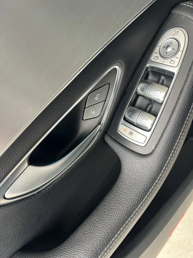 180 Prestige | AUTOMAAT | SCHUIF/KANTELDAK | CAMERA | NAVI | CRUISE CONTROL | PDC V+A | CLIMATE CONTROL | LMV 17'' | STOELVERWARMING | BLUETOOTH