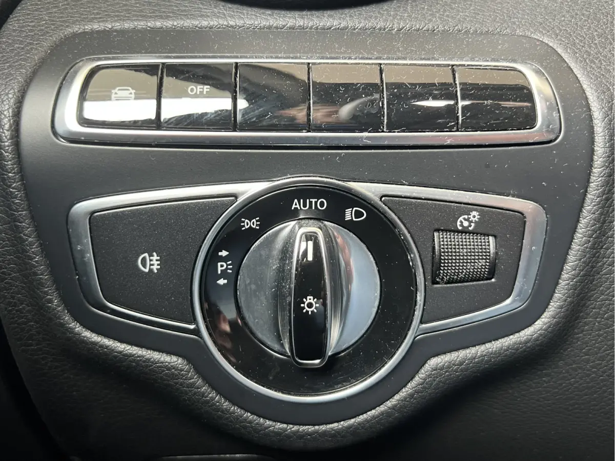 180 Prestige | AUTOMAAT | SCHUIF/KANTELDAK | CAMERA | NAVI | CRUISE CONTROL | PDC V+A | CLIMATE CONTROL | LMV 17'' | STOELVERWARMING | BLUETOOTH