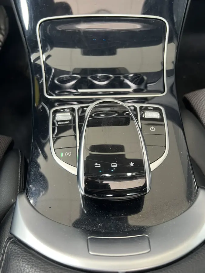 180 Prestige | AUTOMAAT | SCHUIF/KANTELDAK | CAMERA | NAVI | CRUISE CONTROL | PDC V+A | CLIMATE CONTROL | LMV 17'' | STOELVERWARMING | BLUETOOTH