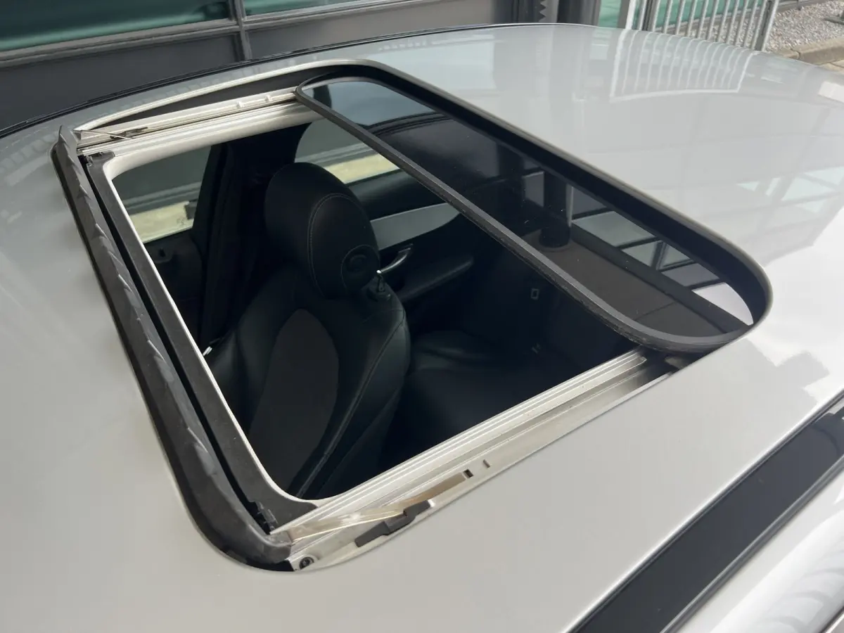180 Prestige | AUTOMAAT | SCHUIF/KANTELDAK | CAMERA | NAVI | CRUISE CONTROL | PDC V+A | CLIMATE CONTROL | LMV 17'' | STOELVERWARMING | BLUETOOTH