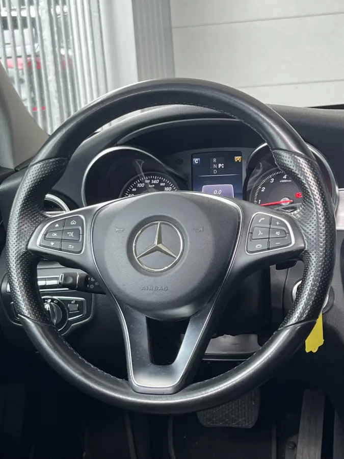 180 Prestige | AUTOMAAT | SCHUIF/KANTELDAK | CAMERA | NAVI | CRUISE CONTROL | PDC V+A | CLIMATE CONTROL | LMV 17'' | STOELVERWARMING | BLUETOOTH