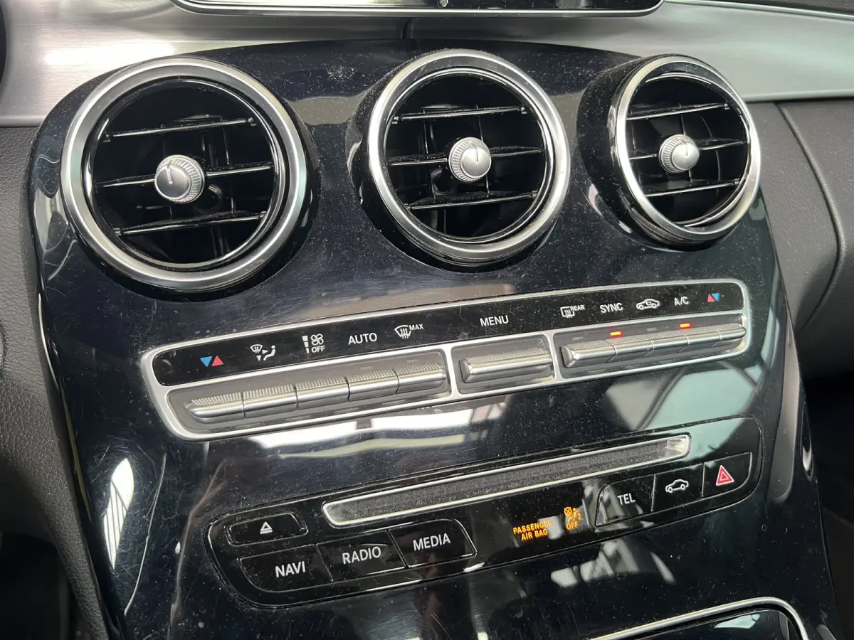 180 Prestige | AUTOMAAT | SCHUIF/KANTELDAK | CAMERA | NAVI | CRUISE CONTROL | PDC V+A | CLIMATE CONTROL | LMV 17'' | STOELVERWARMING | BLUETOOTH
