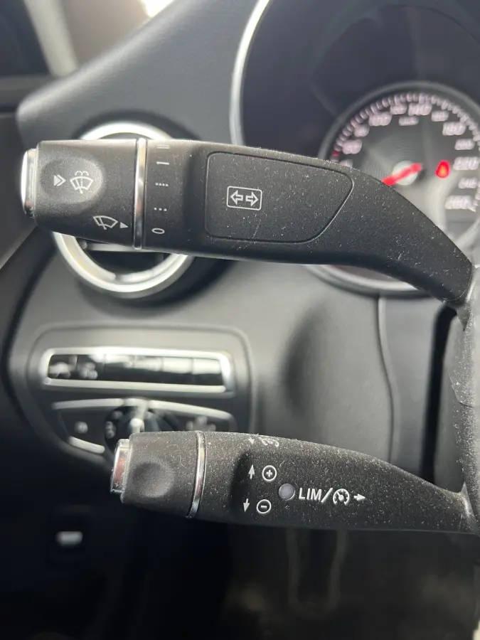 180 Prestige | AUTOMAAT | SCHUIF/KANTELDAK | CAMERA | NAVI | CRUISE CONTROL | PDC V+A | CLIMATE CONTROL | LMV 17'' | STOELVERWARMING | BLUETOOTH