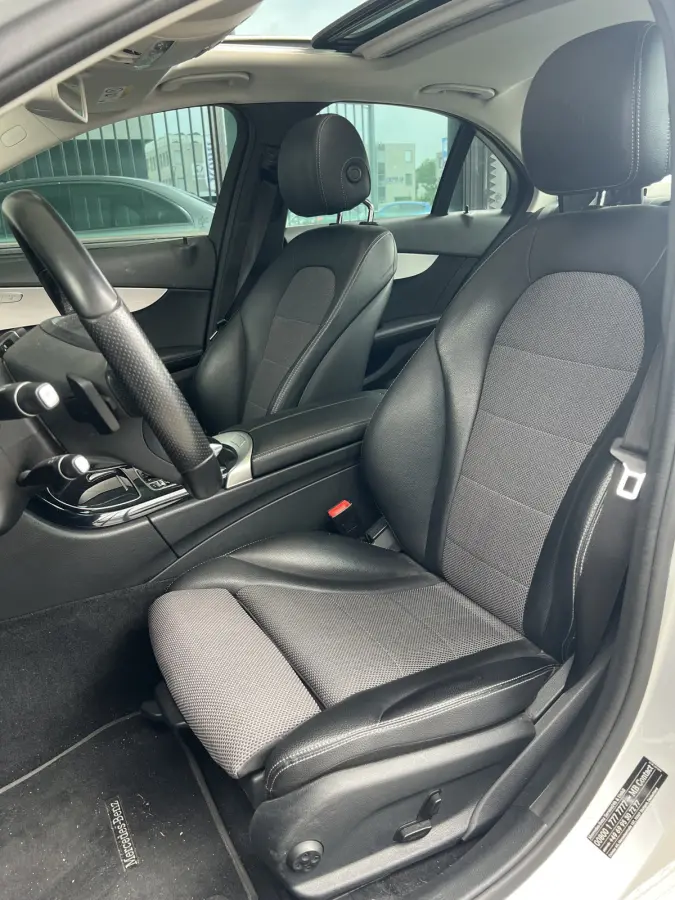 180 Prestige | AUTOMAAT | SCHUIF/KANTELDAK | CAMERA | NAVI | CRUISE CONTROL | PDC V+A | CLIMATE CONTROL | LMV 17'' | STOELVERWARMING | BLUETOOTH