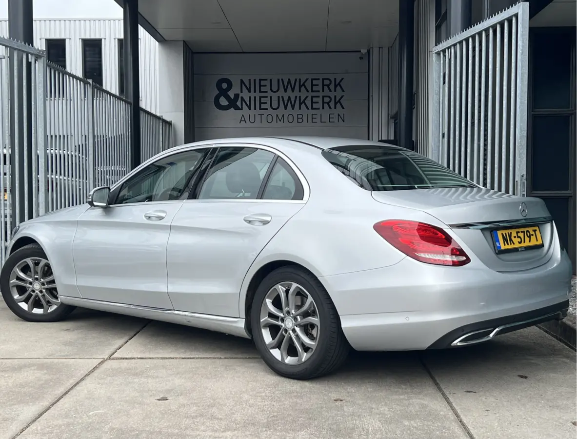 180 Prestige | AUTOMAAT | SCHUIF/KANTELDAK | CAMERA | NAVI | CRUISE CONTROL | PDC V+A | CLIMATE CONTROL | LMV 17'' | STOELVERWARMING | BLUETOOTH