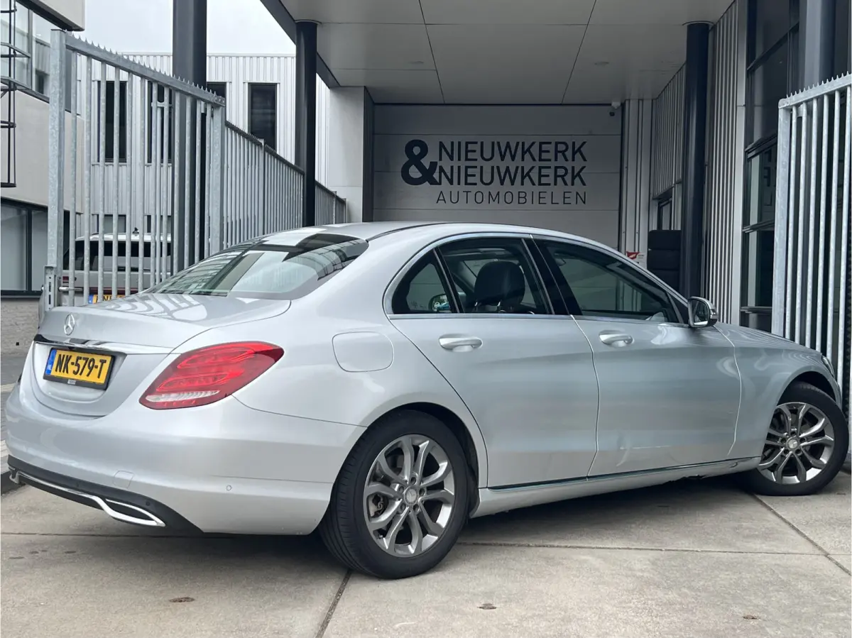180 Prestige | AUTOMAAT | SCHUIF/KANTELDAK | CAMERA | NAVI | CRUISE CONTROL | PDC V+A | CLIMATE CONTROL | LMV 17'' | STOELVERWARMING | BLUETOOTH