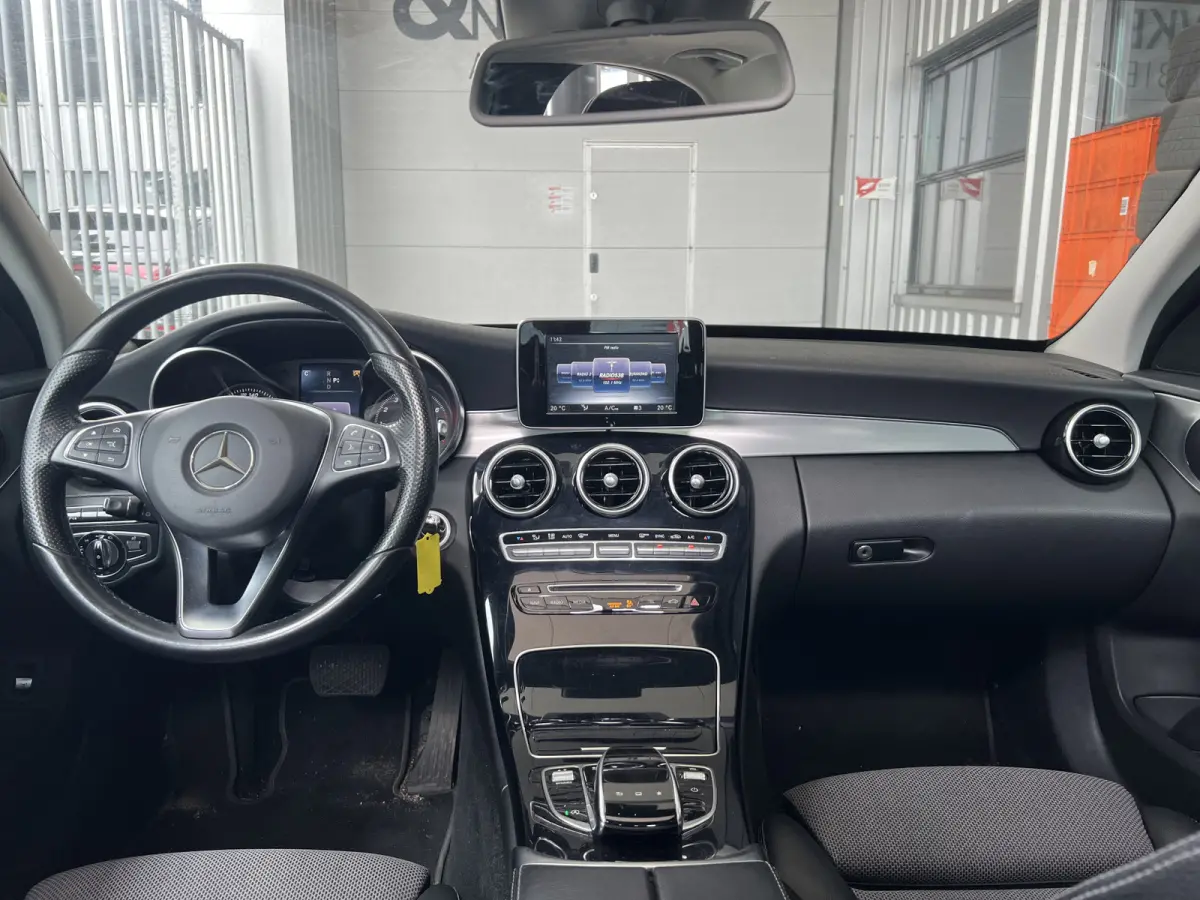 180 Prestige | AUTOMAAT | SCHUIF/KANTELDAK | CAMERA | NAVI | CRUISE CONTROL | PDC V+A | CLIMATE CONTROL | LMV 17'' | STOELVERWARMING | BLUETOOTH