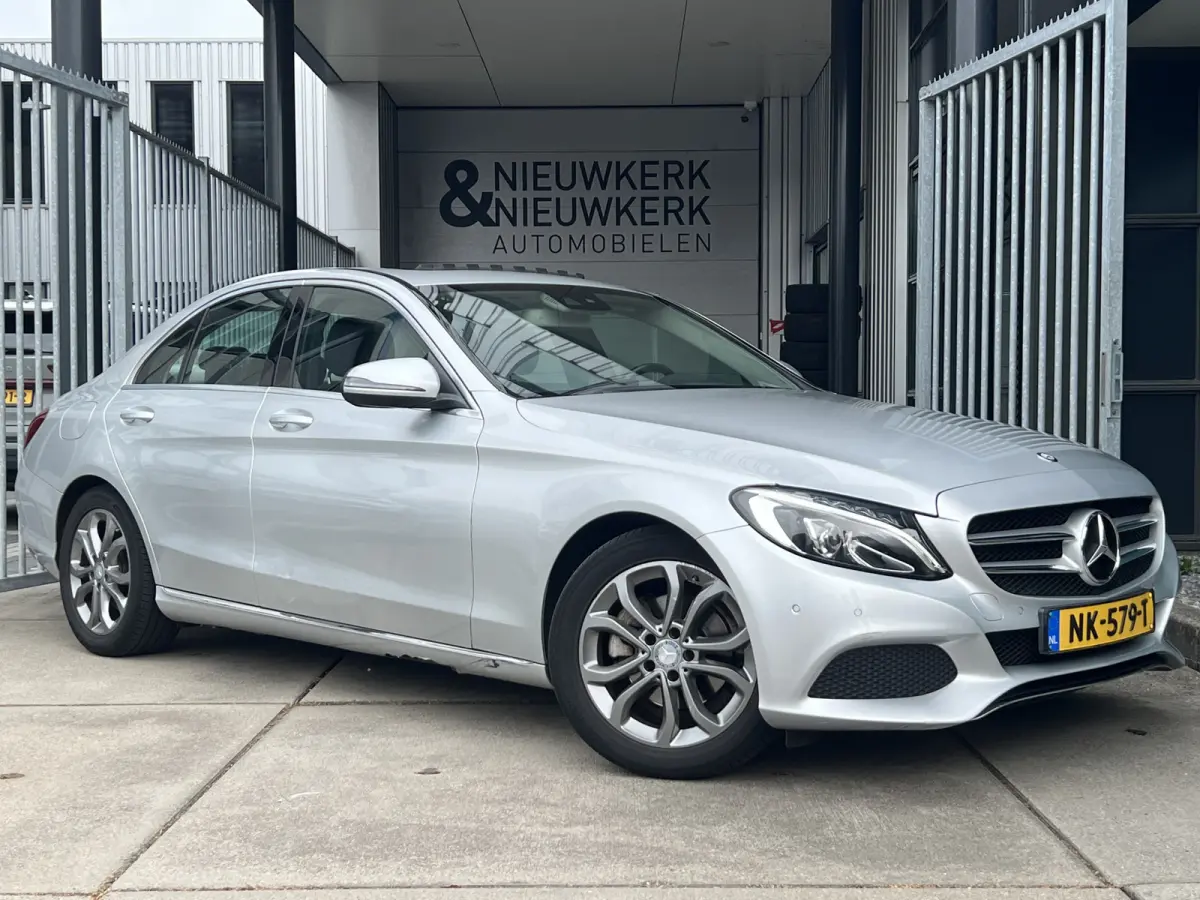 180 Prestige | AUTOMAAT | SCHUIF/KANTELDAK | CAMERA | NAVI | CRUISE CONTROL | PDC V+A | CLIMATE CONTROL | LMV 17'' | STOELVERWARMING | BLUETOOTH