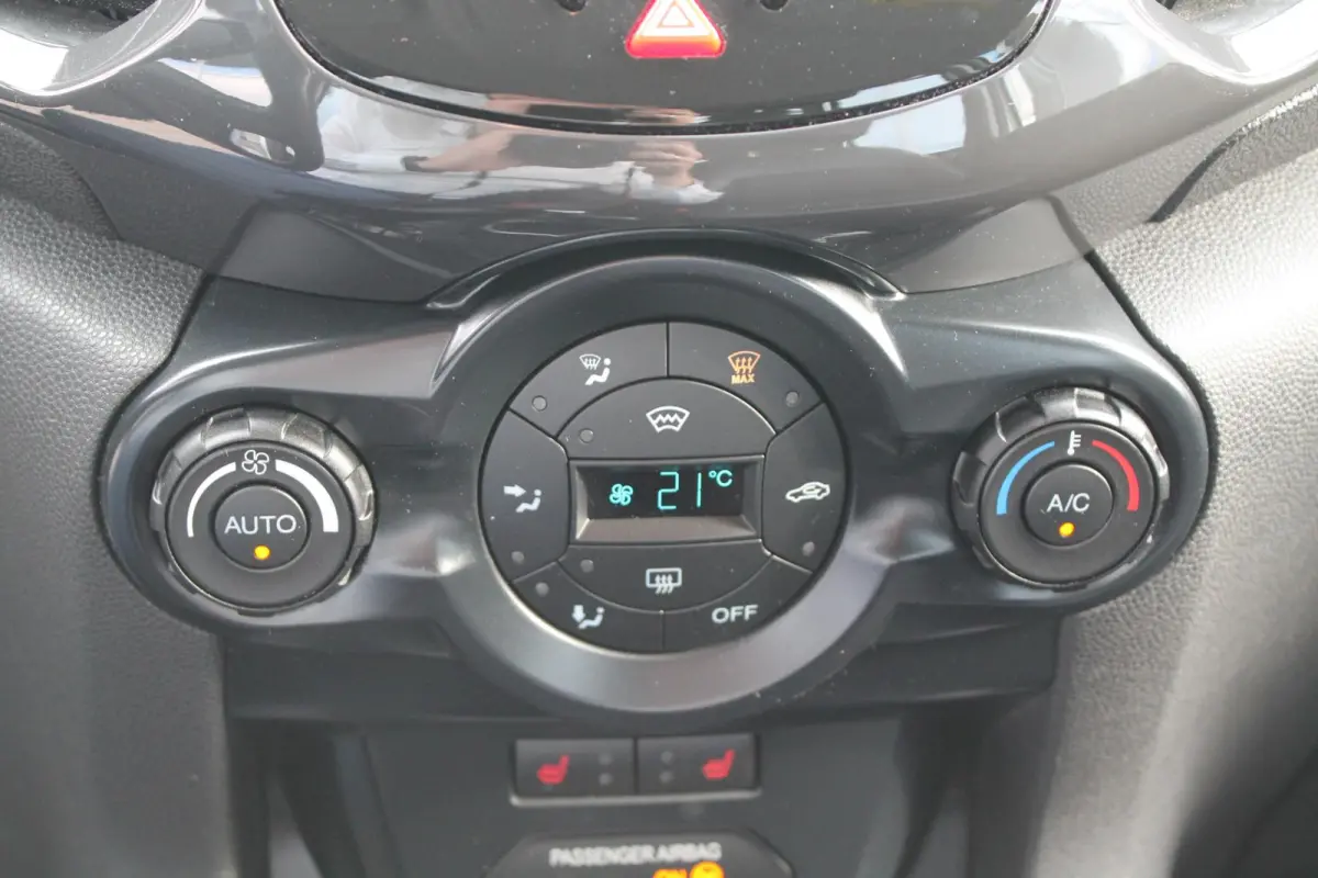 1.0 EcoBoost Titanium | Cruise Control | Stoelverwarming | Voorruit verwarming | Camera | Trekhaak | Parkeersensoren achter |
