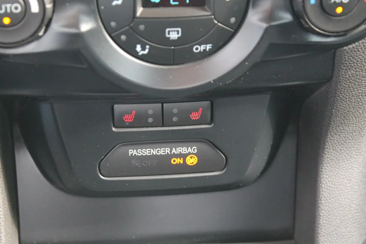 1.0 EcoBoost Titanium | Cruise Control | Stoelverwarming | Voorruit verwarming | Camera | Trekhaak | Parkeersensoren achter |