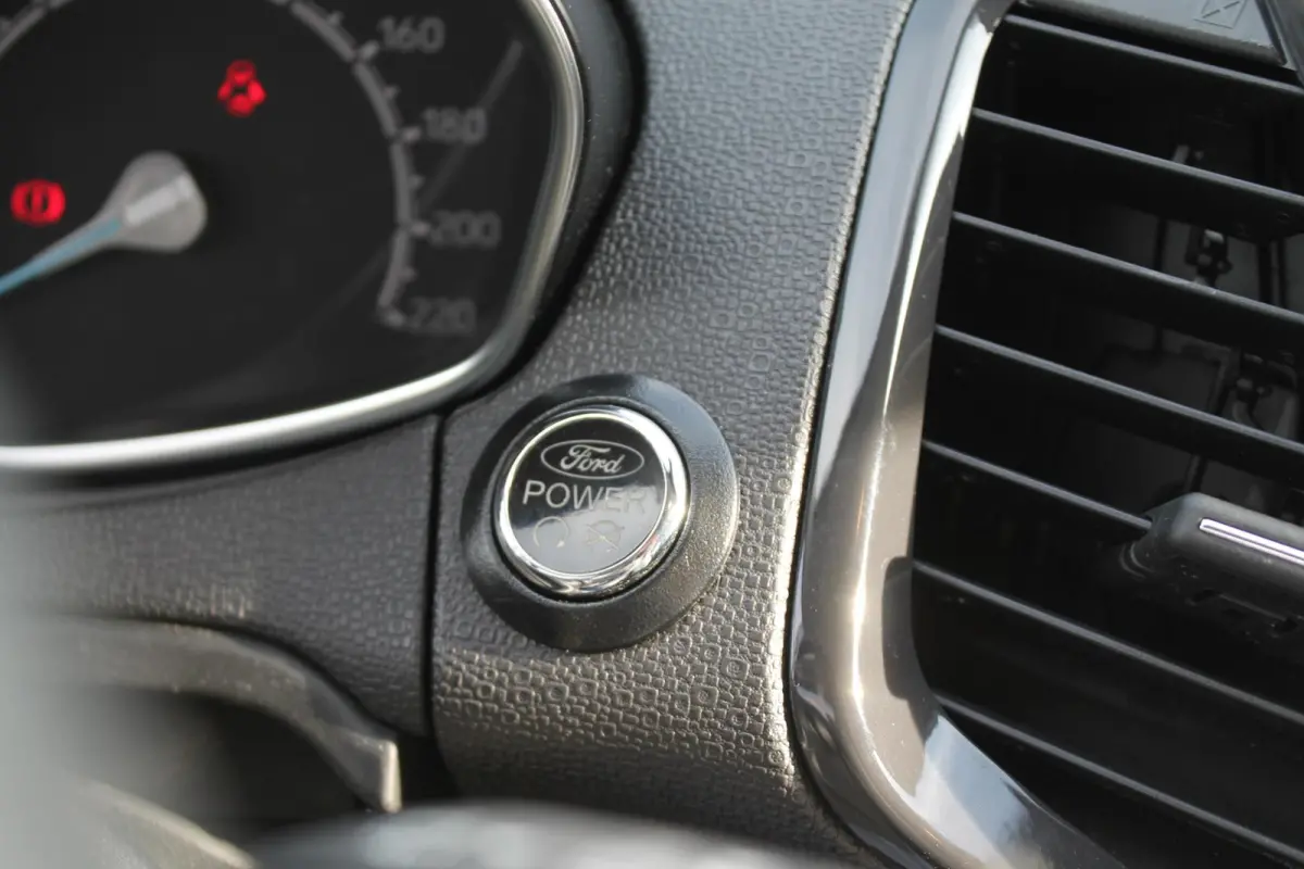 1.0 EcoBoost Titanium | Cruise Control | Stoelverwarming | Voorruit verwarming | Camera | Trekhaak | Parkeersensoren achter |