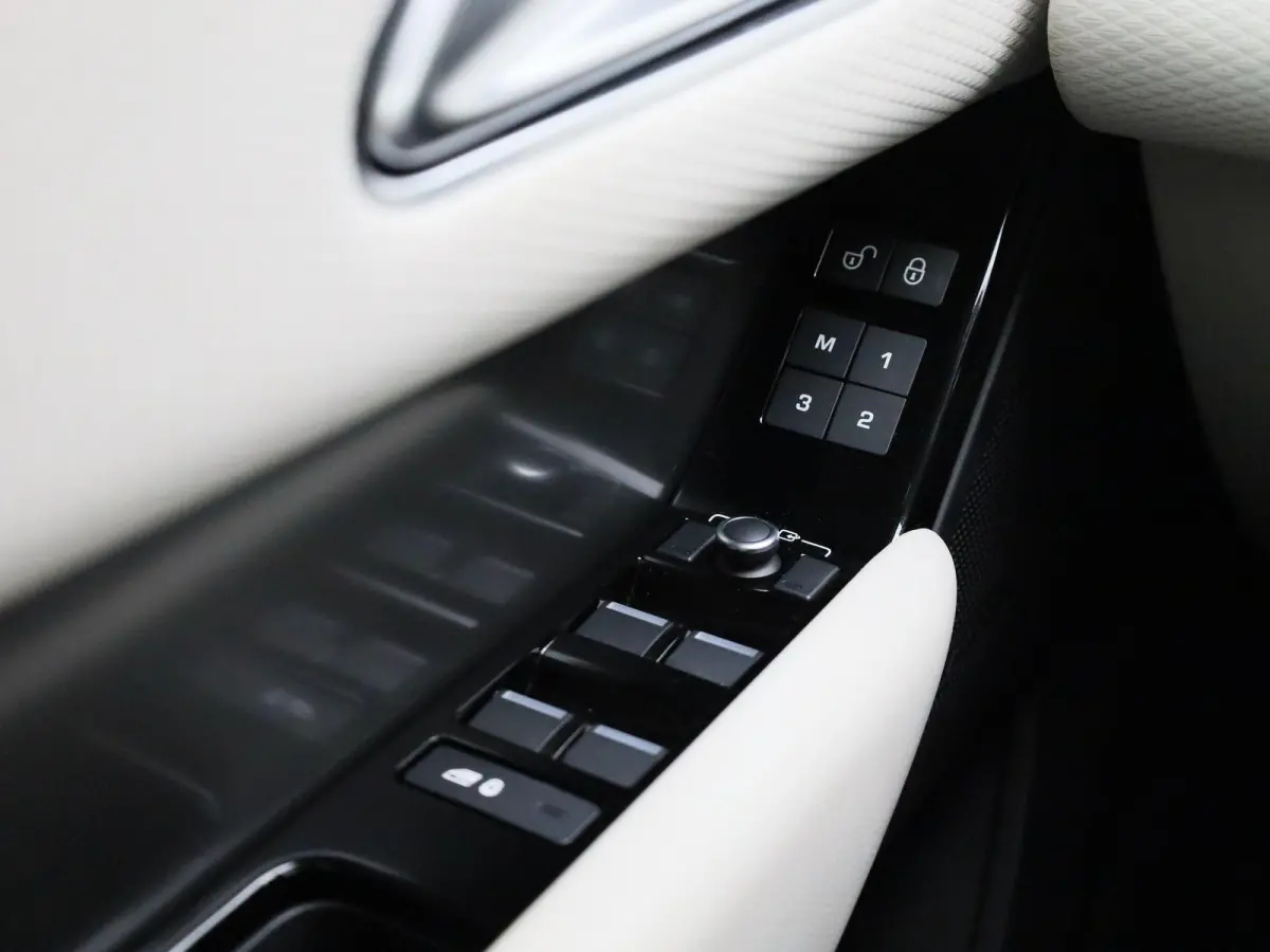 2.0 P250 Turbo AWD | PANORAMADAK | CAMERA | TREKHAAK | STOELVERWARMING & VENTILATIE | MERIDIAN AUDIO | LEER | NAVIGATIE | KEYLESS |
