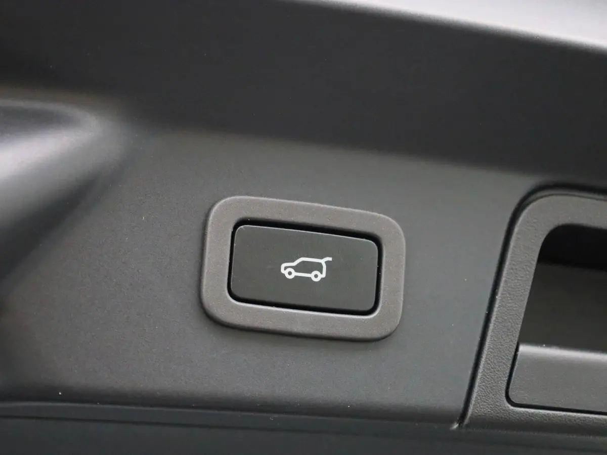 2.0 P250 Turbo AWD | PANORAMADAK | CAMERA | TREKHAAK | STOELVERWARMING & VENTILATIE | MERIDIAN AUDIO | LEER | NAVIGATIE | KEYLESS |