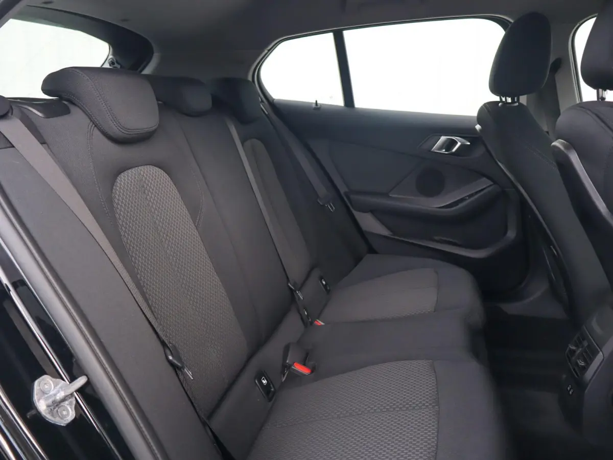 118i 136pk AUT Business Edition | Apple CarPlay / Android Auto | LED koplampen | Cruise Control | 17'' Lichtmetalen Velgen