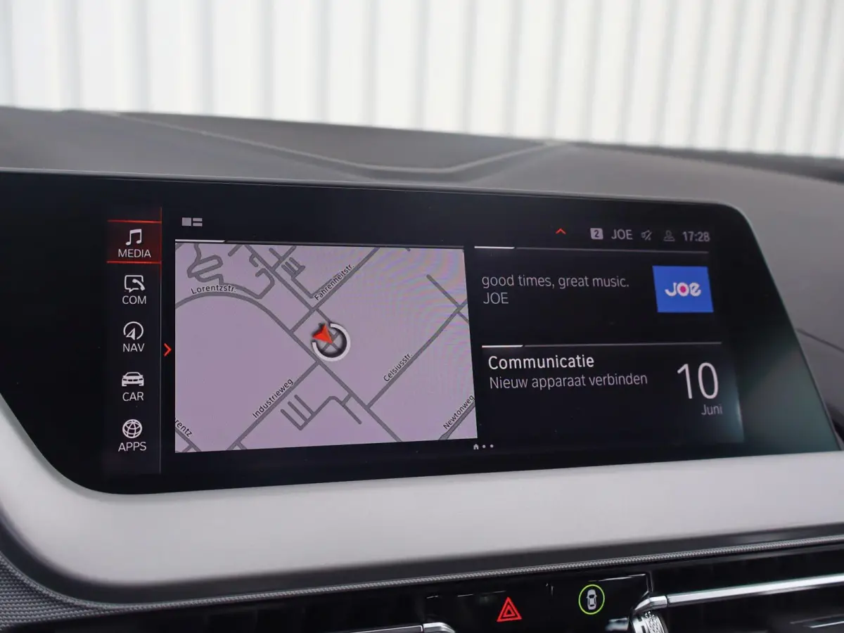 118i 136pk AUT Business Edition | Apple CarPlay / Android Auto | LED koplampen | Cruise Control | 17'' Lichtmetalen Velgen
