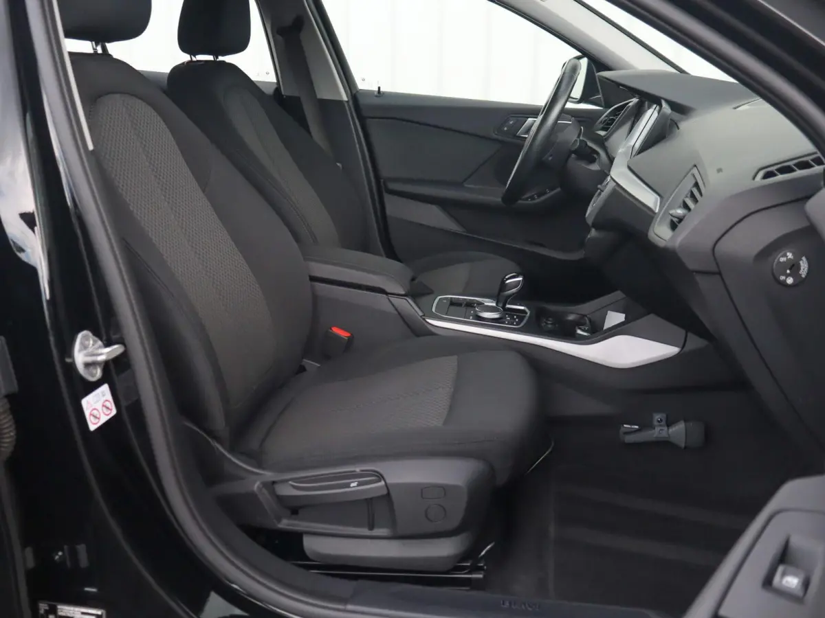 118i 136pk AUT Business Edition | Apple CarPlay / Android Auto | LED koplampen | Cruise Control | 17'' Lichtmetalen Velgen