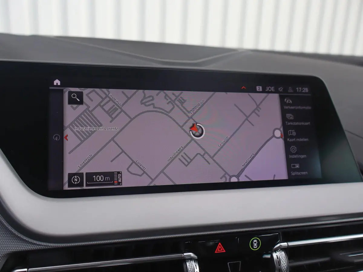 118i 136pk AUT Business Edition | Apple CarPlay / Android Auto | LED koplampen | Cruise Control | 17'' Lichtmetalen Velgen