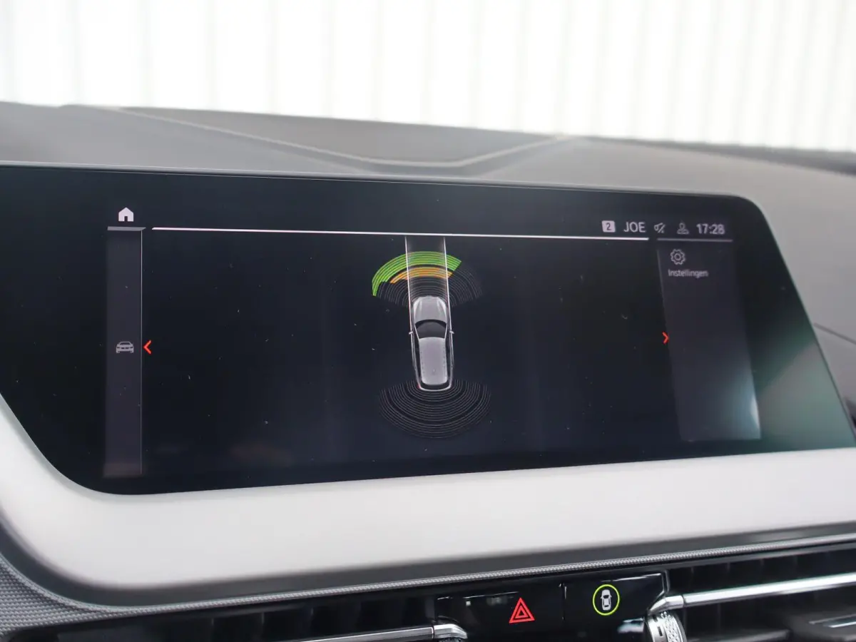 118i 136pk AUT Business Edition | Apple CarPlay / Android Auto | LED koplampen | Cruise Control | 17'' Lichtmetalen Velgen