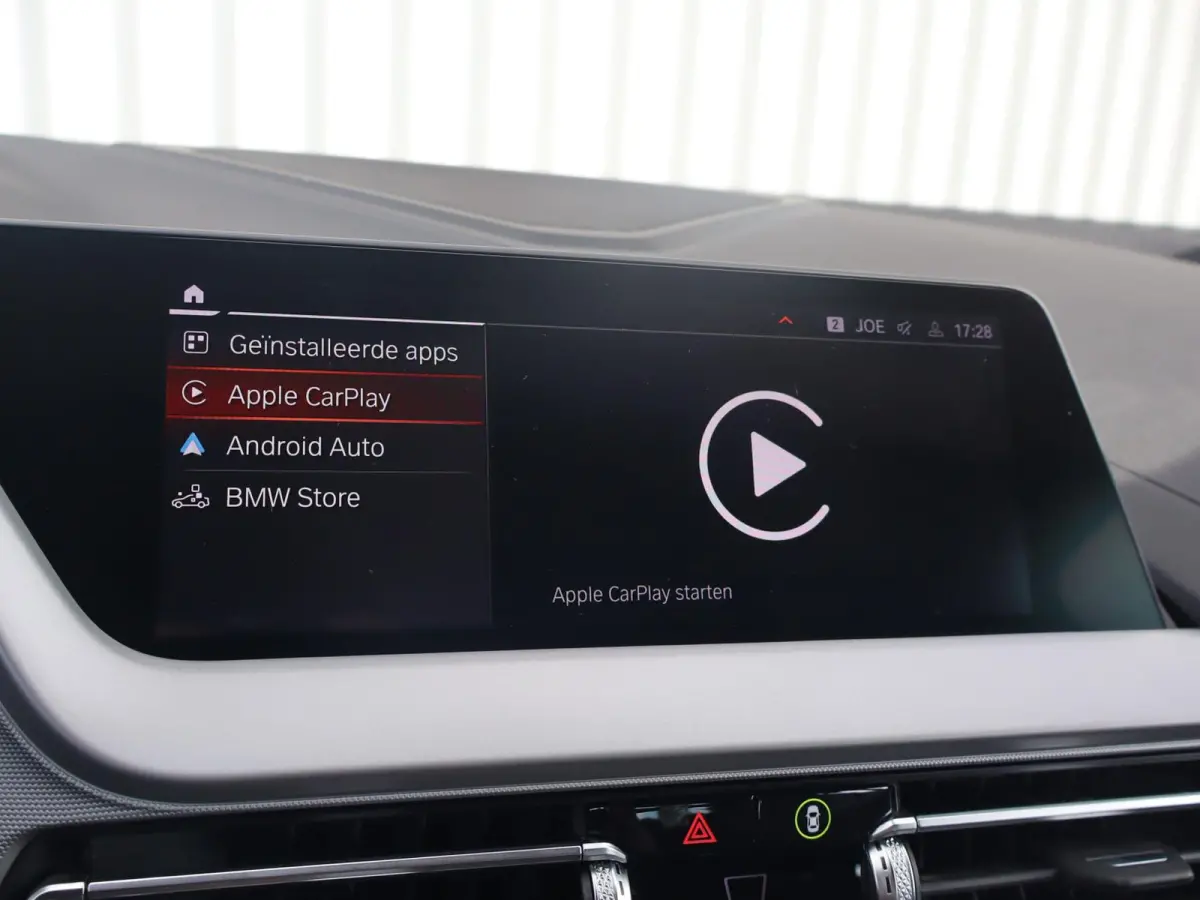 118i 136pk AUT Business Edition | Apple CarPlay / Android Auto | LED koplampen | Cruise Control | 17'' Lichtmetalen Velgen