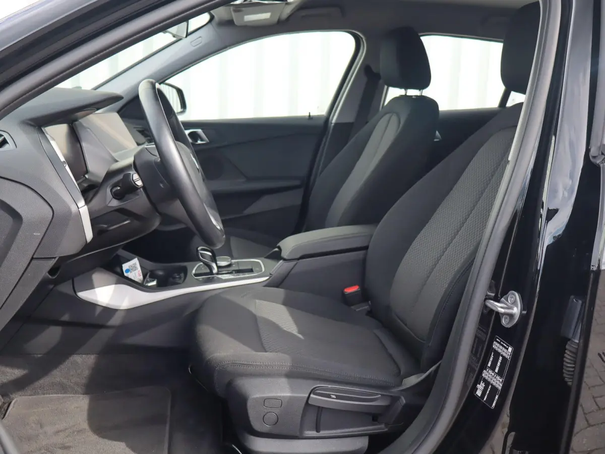 118i 136pk AUT Business Edition | Apple CarPlay / Android Auto | LED koplampen | Cruise Control | 17'' Lichtmetalen Velgen