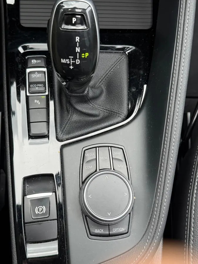 SDrive20i High Executive Edition / Panorama / M PAKKET / HeadUp / LEER / VOLLE AUTO
