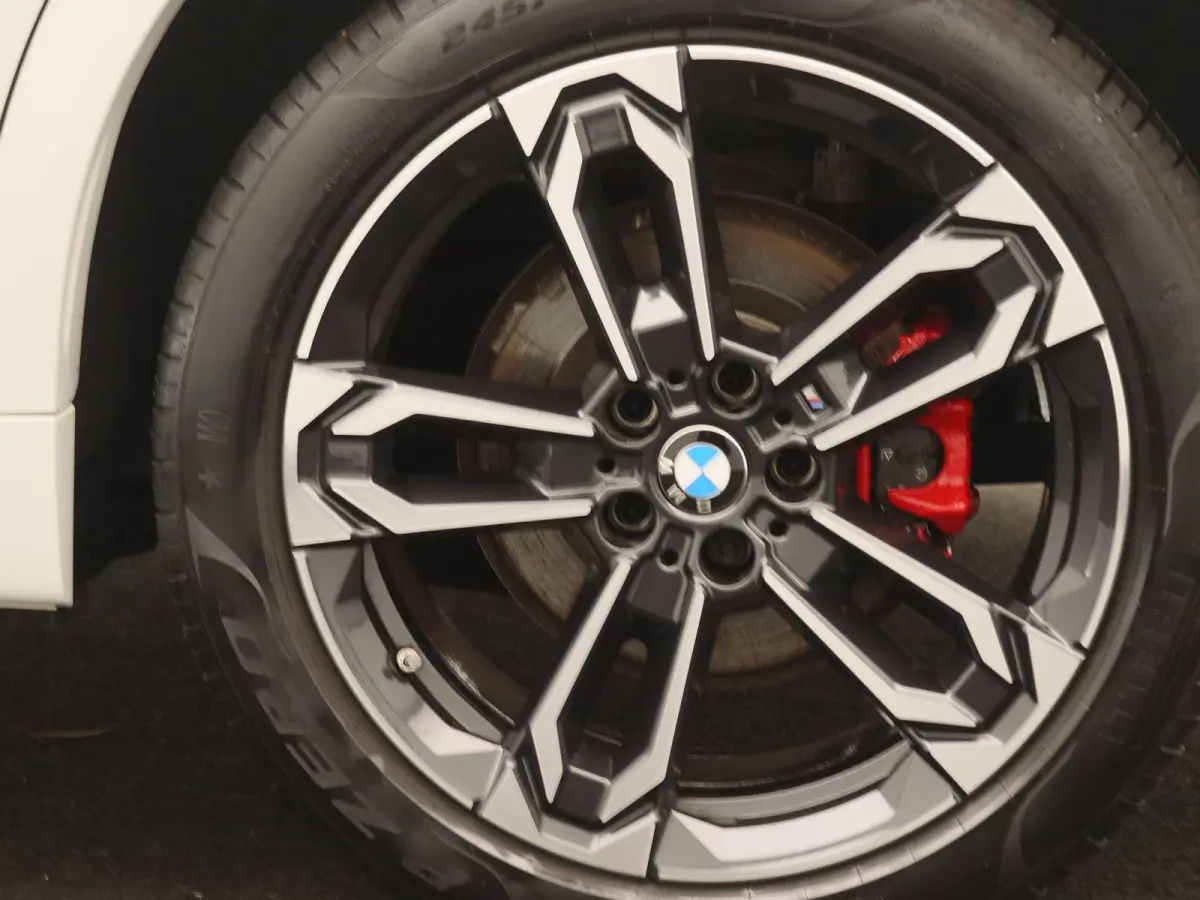 sDrive20i Launch Edition | M Sportpakket | Panoramadak | Apple Carplay/Android Auto | Elek. Trekhaak | Alarm klasse 5 | Adaptieve LED Koplampen | Sfeerverlichting |