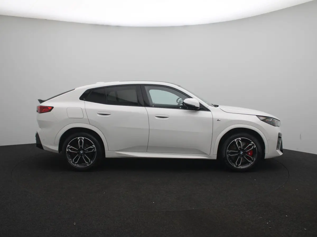 sDrive20i Launch Edition | M Sportpakket | Panoramadak | Apple Carplay/Android Auto | Elek. Trekhaak | Alarm klasse 5 | Adaptieve LED Koplampen | Sfeerverlichting |