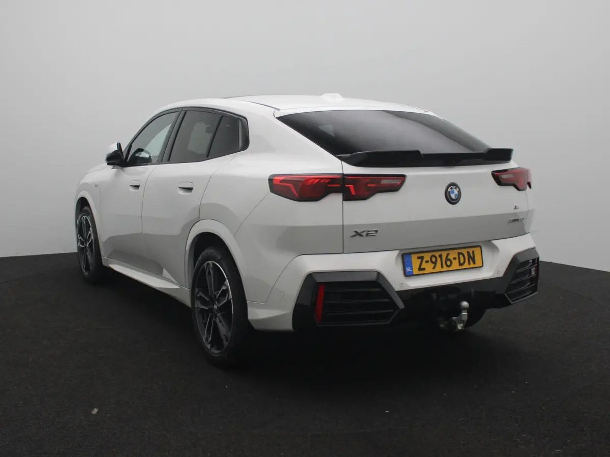 sDrive20i Launch Edition | M Sportpakket | Panoramadak | Apple Carplay/Android Auto | Elek. Trekhaak | Alarm klasse 5 | Adaptieve LED Koplampen | Sfeerverlichting |