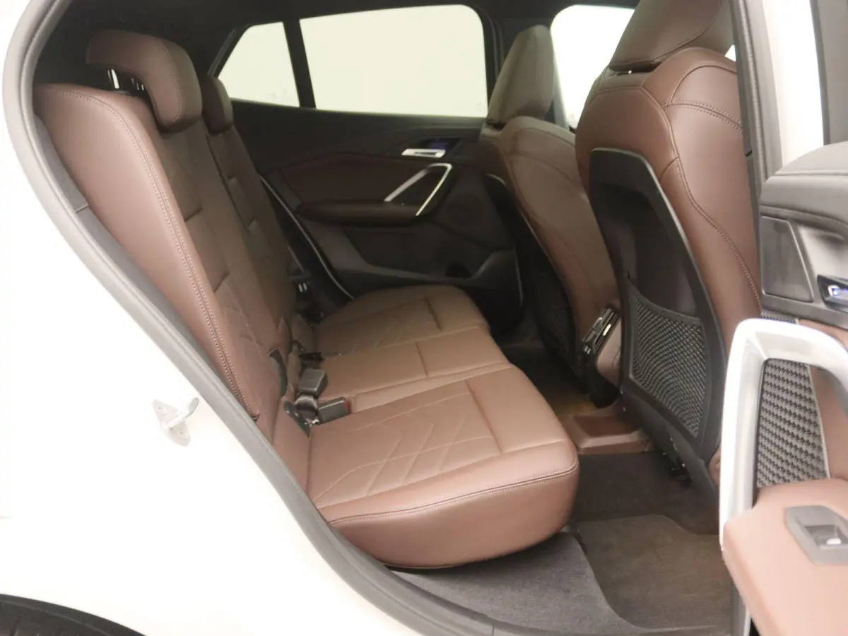 sDrive20i Launch Edition | M Sportpakket | Panoramadak | Apple Carplay/Android Auto | Elek. Trekhaak | Alarm klasse 5 | Adaptieve LED Koplampen | Sfeerverlichting |