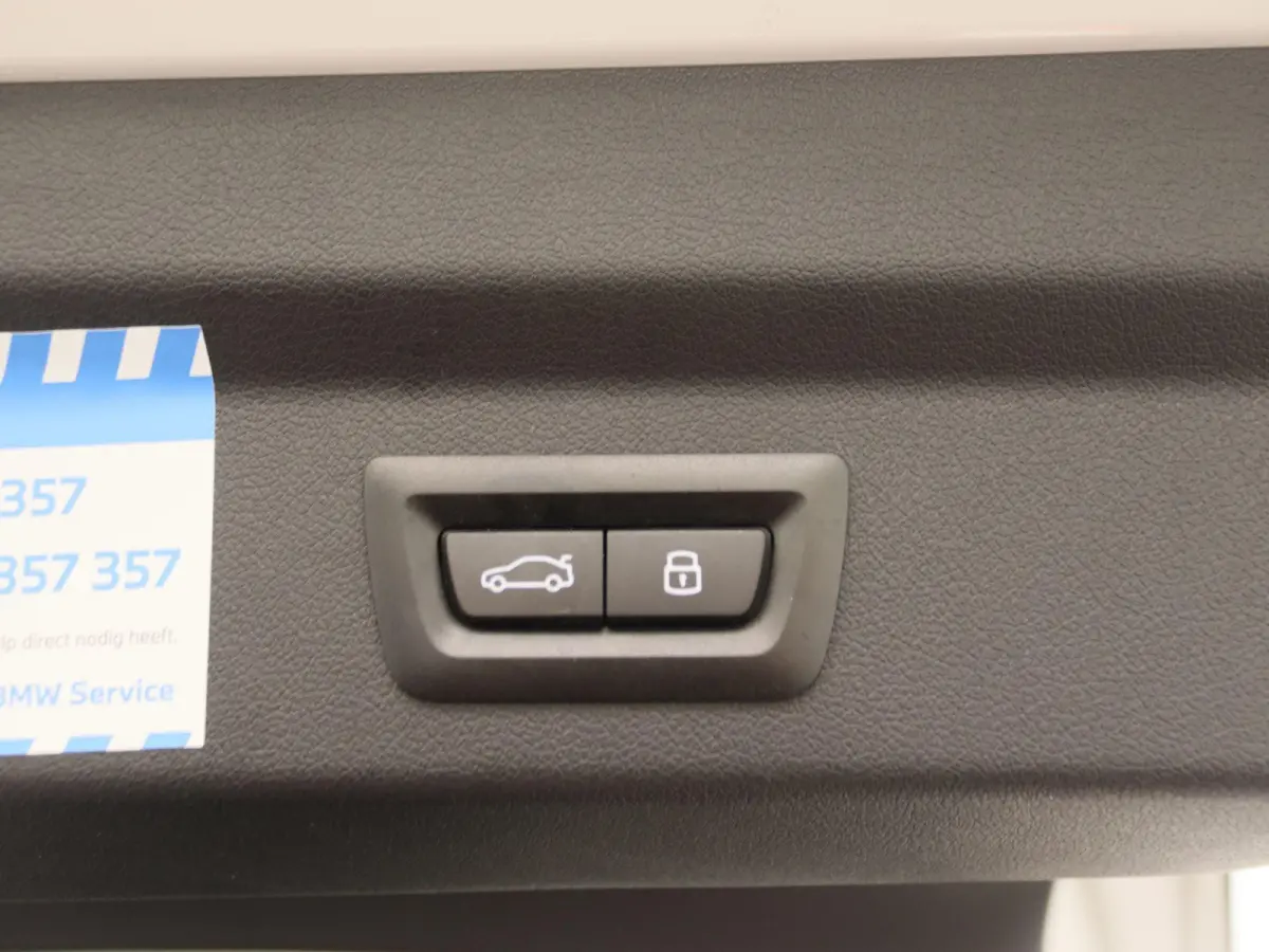 sDrive20i Launch Edition | M Sportpakket | Panoramadak | Apple Carplay/Android Auto | Elek. Trekhaak | Alarm klasse 5 | Adaptieve LED Koplampen | Sfeerverlichting |