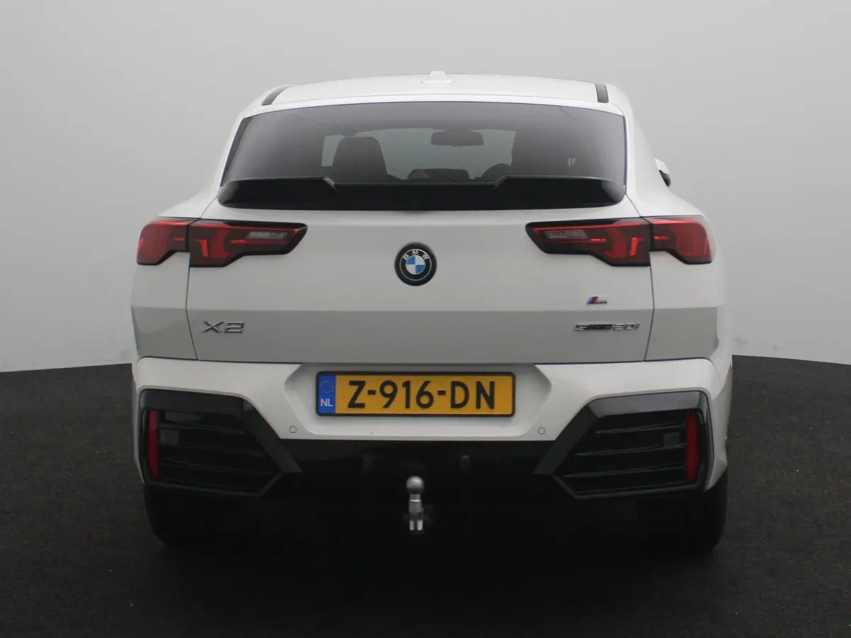sDrive20i Launch Edition | M Sportpakket | Panoramadak | Apple Carplay/Android Auto | Elek. Trekhaak | Alarm klasse 5 | Adaptieve LED Koplampen | Sfeerverlichting |