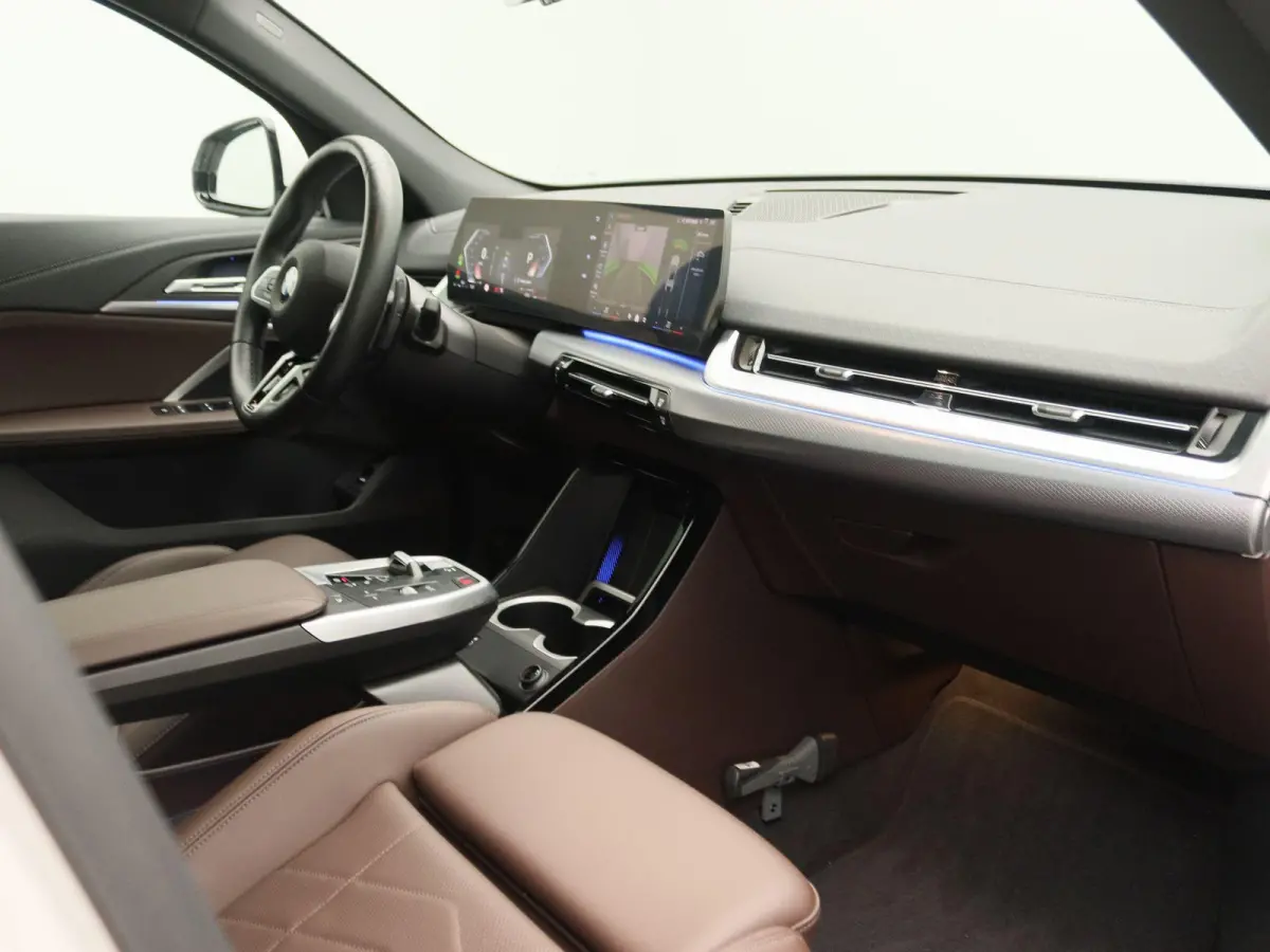 sDrive20i Launch Edition | M Sportpakket | Panoramadak | Apple Carplay/Android Auto | Elek. Trekhaak | Alarm klasse 5 | Adaptieve LED Koplampen | Sfeerverlichting |