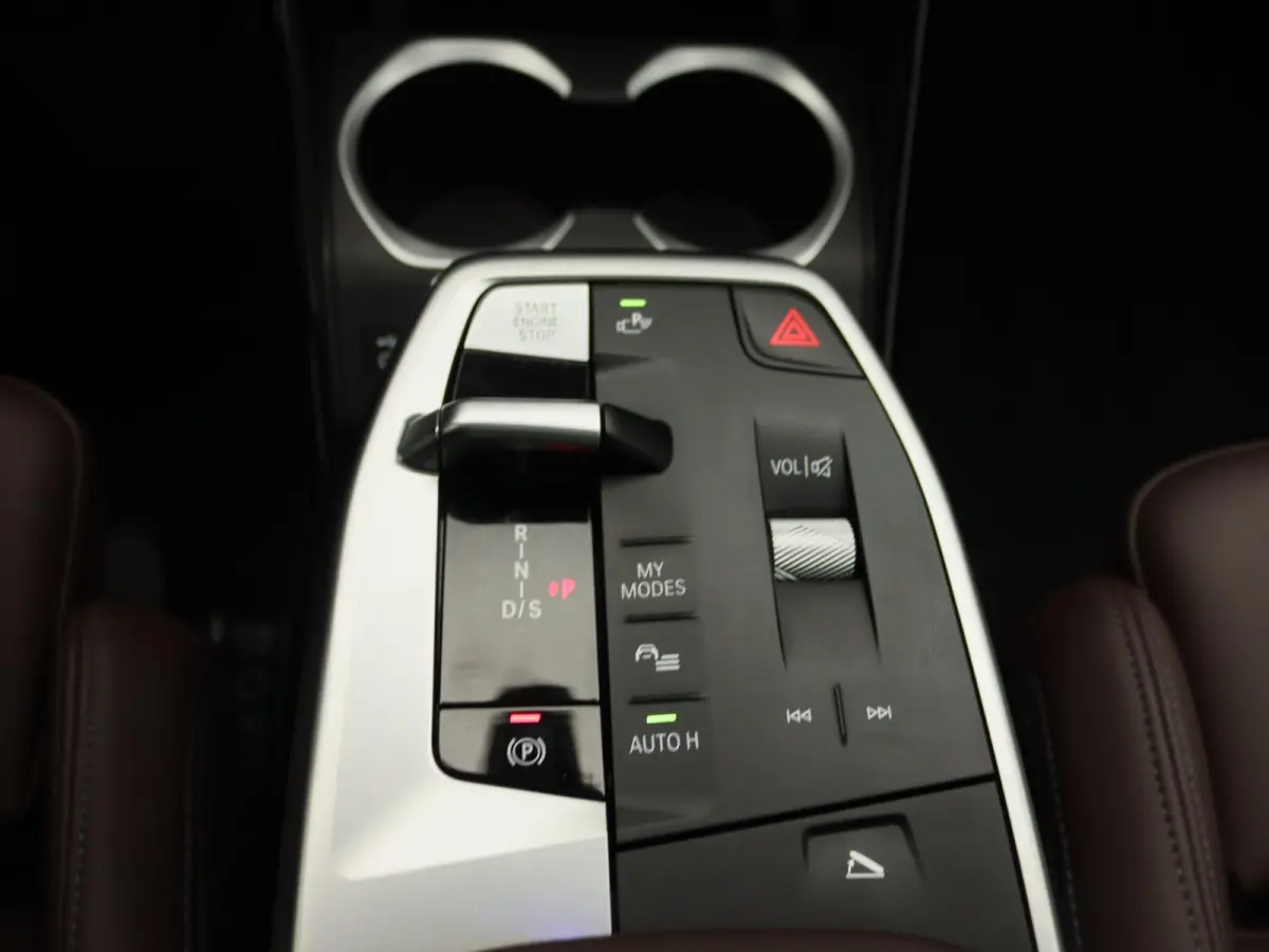 sDrive20i Launch Edition | M Sportpakket | Panoramadak | Apple Carplay/Android Auto | Elek. Trekhaak | Alarm klasse 5 | Adaptieve LED Koplampen | Sfeerverlichting |