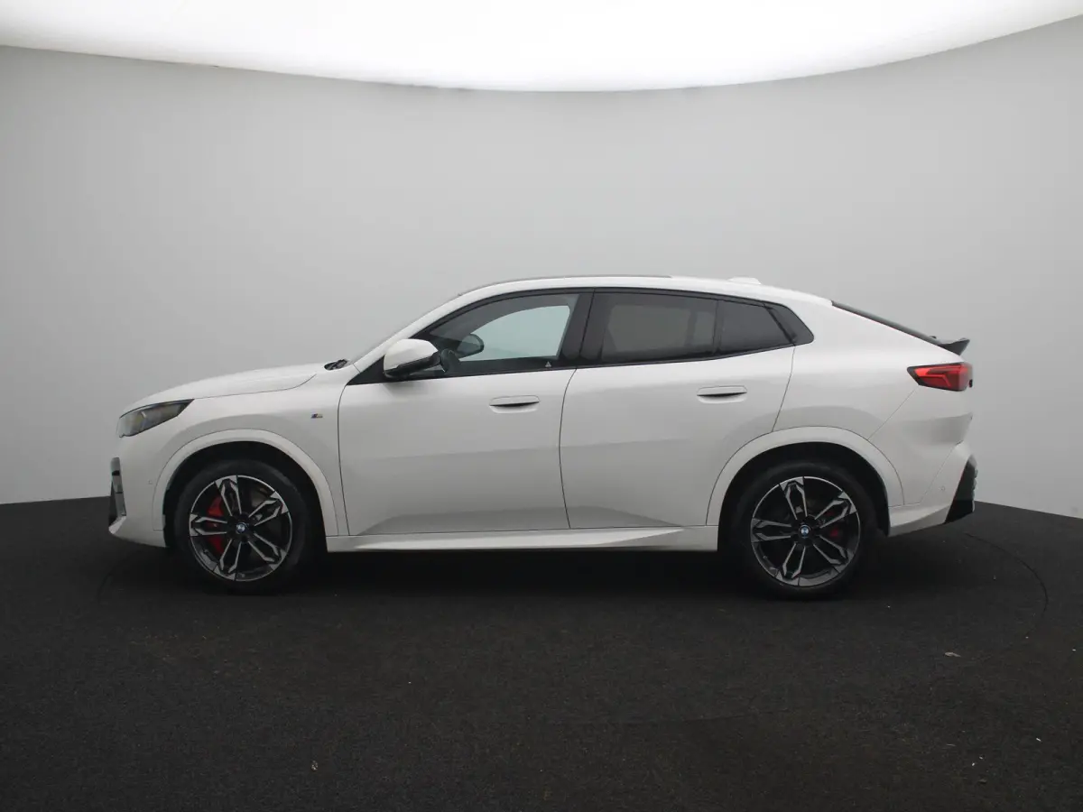 sDrive20i Launch Edition | M Sportpakket | Panoramadak | Apple Carplay/Android Auto | Elek. Trekhaak | Alarm klasse 5 | Adaptieve LED Koplampen | Sfeerverlichting |