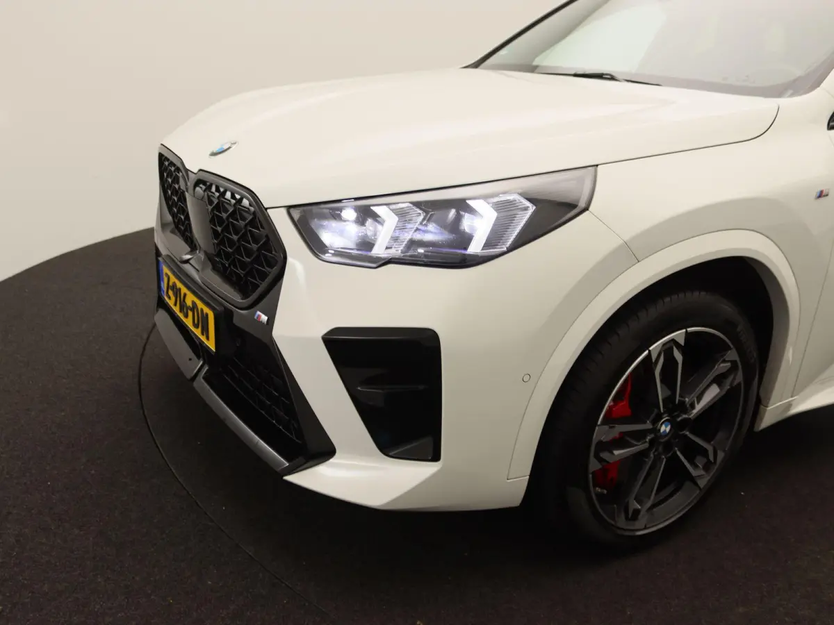 sDrive20i Launch Edition | M Sportpakket | Panoramadak | Apple Carplay/Android Auto | Elek. Trekhaak | Alarm klasse 5 | Adaptieve LED Koplampen | Sfeerverlichting |