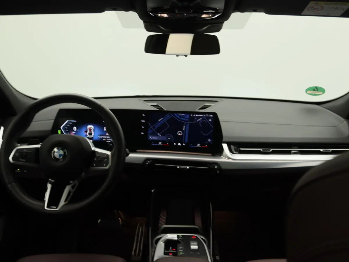 sDrive20i Launch Edition | M Sportpakket | Panoramadak | Apple Carplay/Android Auto | Elek. Trekhaak | Alarm klasse 5 | Adaptieve LED Koplampen | Sfeerverlichting |