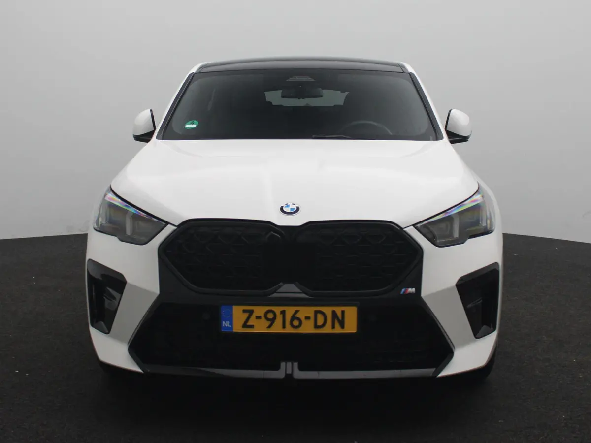 sDrive20i Launch Edition | M Sportpakket | Panoramadak | Apple Carplay/Android Auto | Elek. Trekhaak | Alarm klasse 5 | Adaptieve LED Koplampen | Sfeerverlichting |