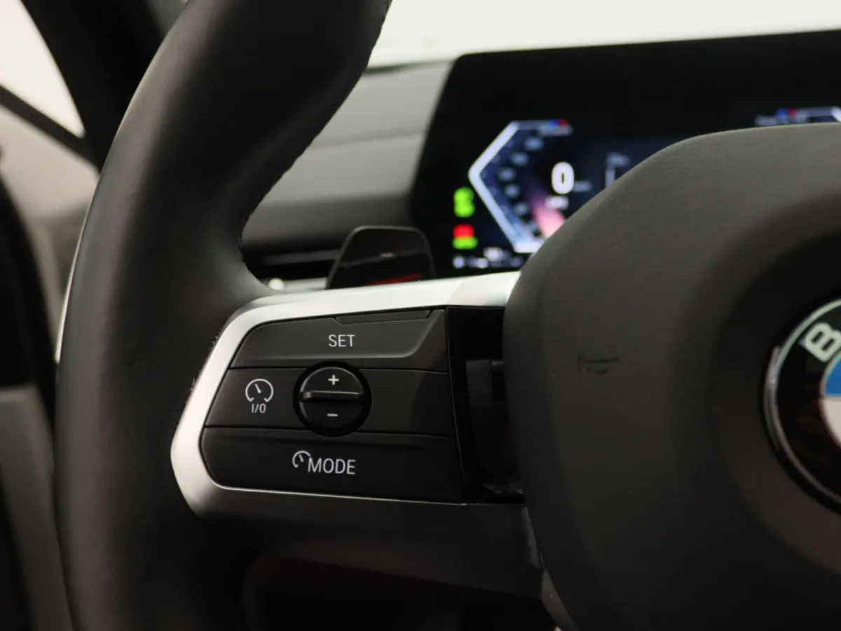 sDrive20i Launch Edition | M Sportpakket | Panoramadak | Apple Carplay/Android Auto | Elek. Trekhaak | Alarm klasse 5 | Adaptieve LED Koplampen | Sfeerverlichting |