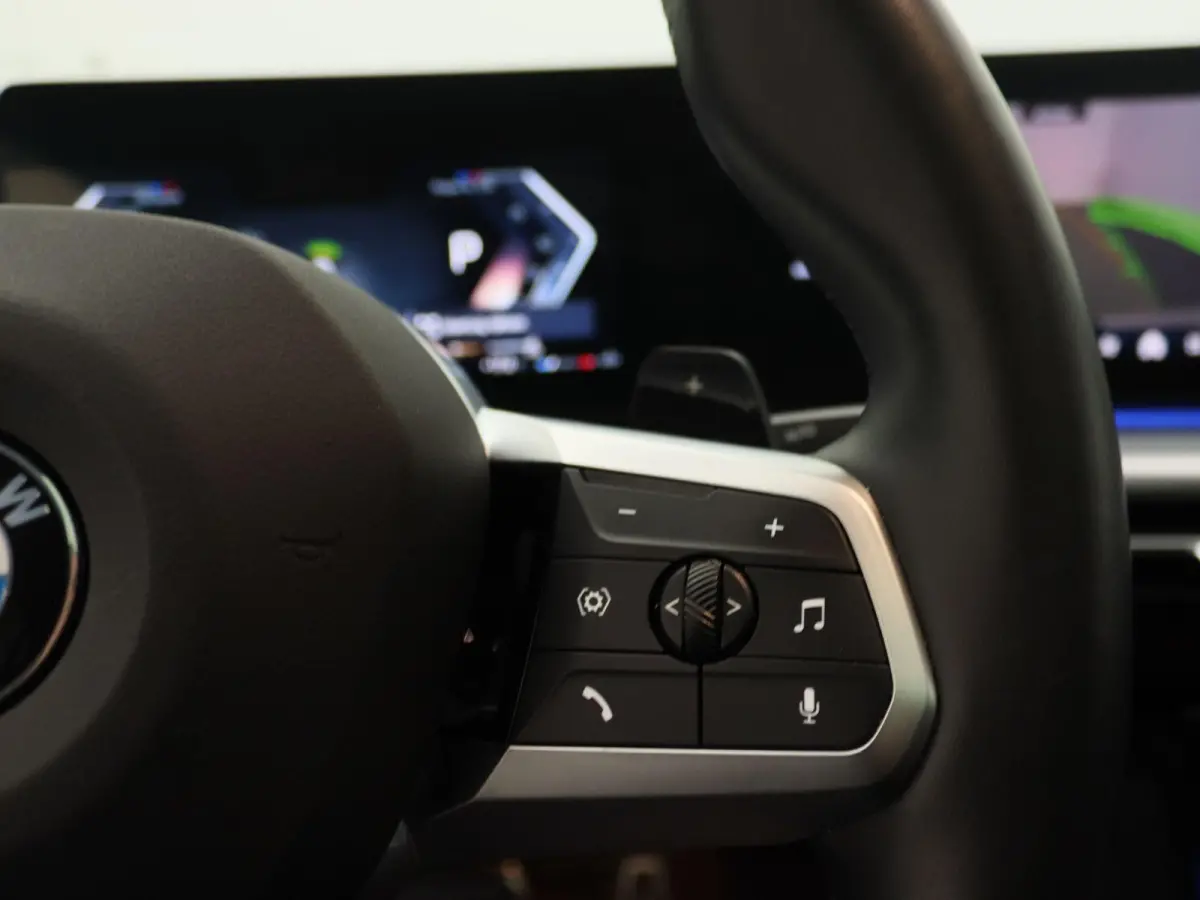 sDrive20i Launch Edition | M Sportpakket | Panoramadak | Apple Carplay/Android Auto | Elek. Trekhaak | Alarm klasse 5 | Adaptieve LED Koplampen | Sfeerverlichting |