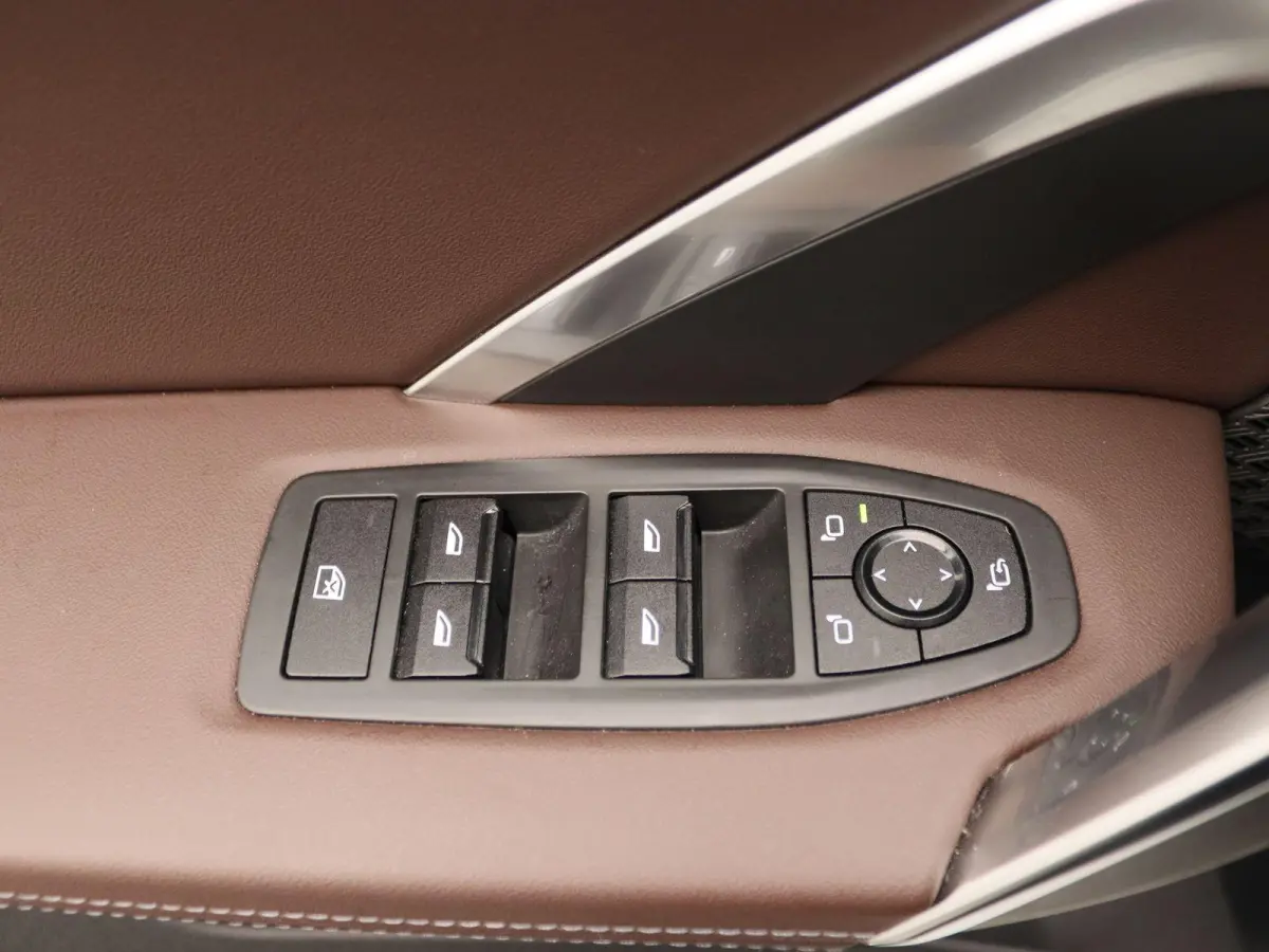 sDrive20i Launch Edition | M Sportpakket | Panoramadak | Apple Carplay/Android Auto | Elek. Trekhaak | Alarm klasse 5 | Adaptieve LED Koplampen | Sfeerverlichting |