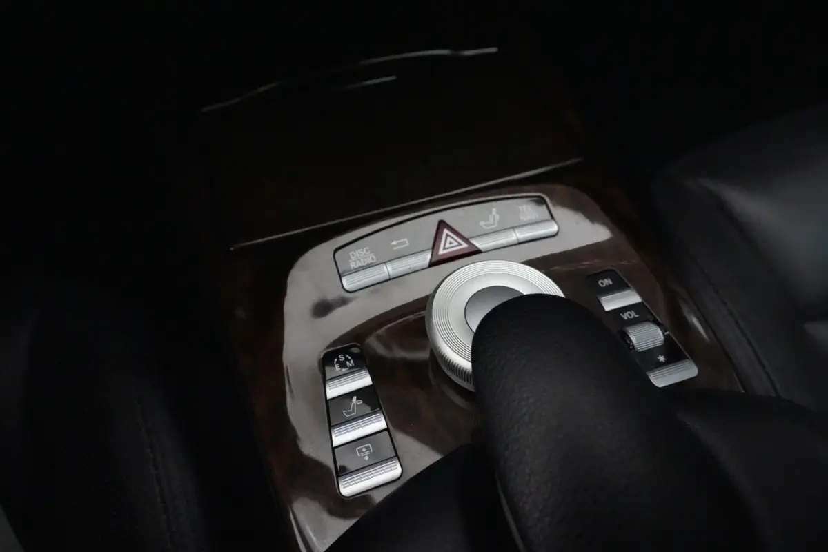 350 Prestige | 306PK | Schuifdak | HarmanKardon | NightVision | Leder | Mercedes-Benz S-Klasse 350 Prestige 306 PK met 3.5 V6 benzinemotor, schuif/-kanteldak, Harman Kardon premium audio, Ni
