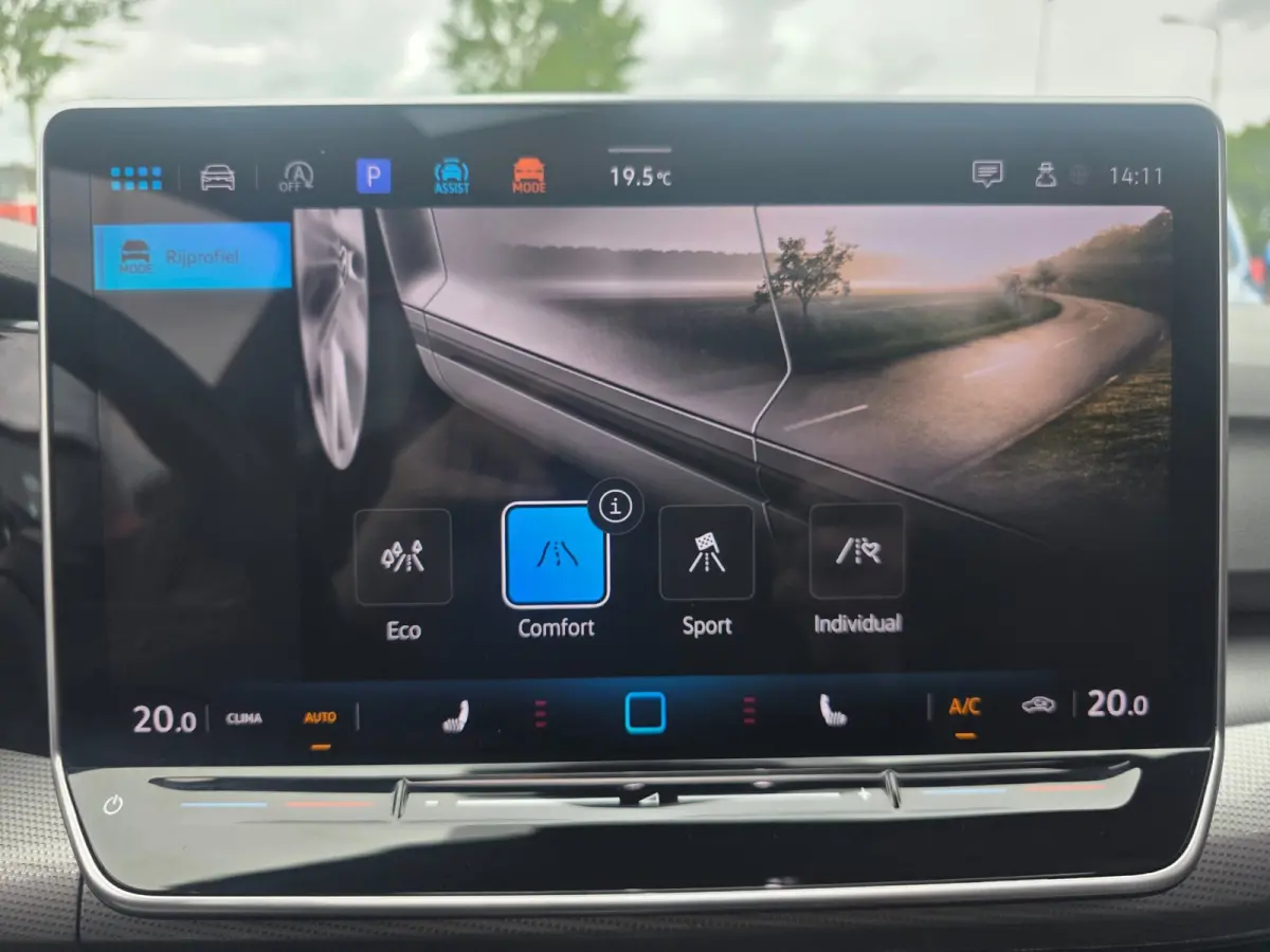 1.5 eTSI Oranje Edition | Met o.a. achteruitrijcamera, AppleCarPlay/AndroidAuto, panoramadak en cruise!