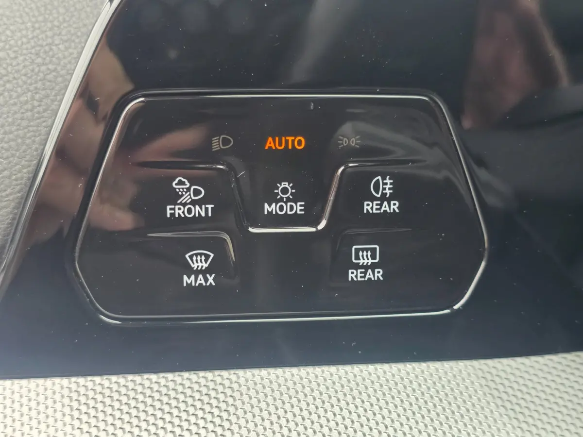1.5 eTSI Oranje Edition | Met o.a. achteruitrijcamera, AppleCarPlay/AndroidAuto, panoramadak en cruise!