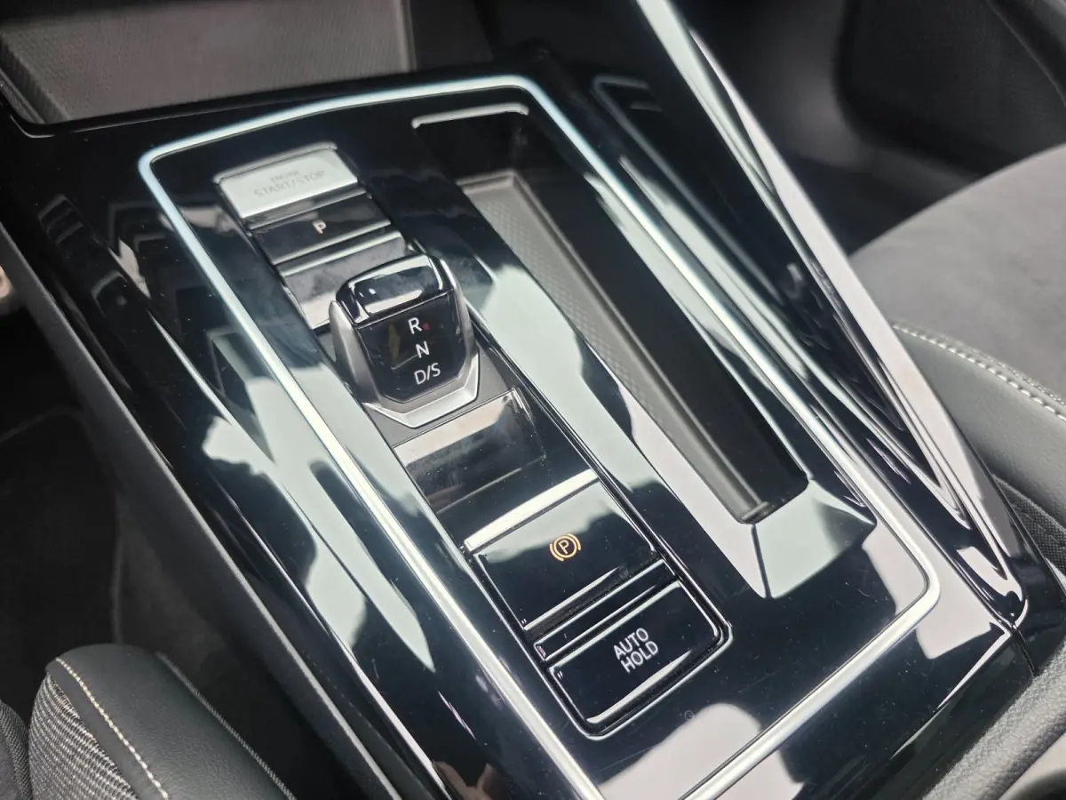 1.5 eTSI Oranje Edition | Met o.a. achteruitrijcamera, AppleCarPlay/AndroidAuto, panoramadak en cruise!