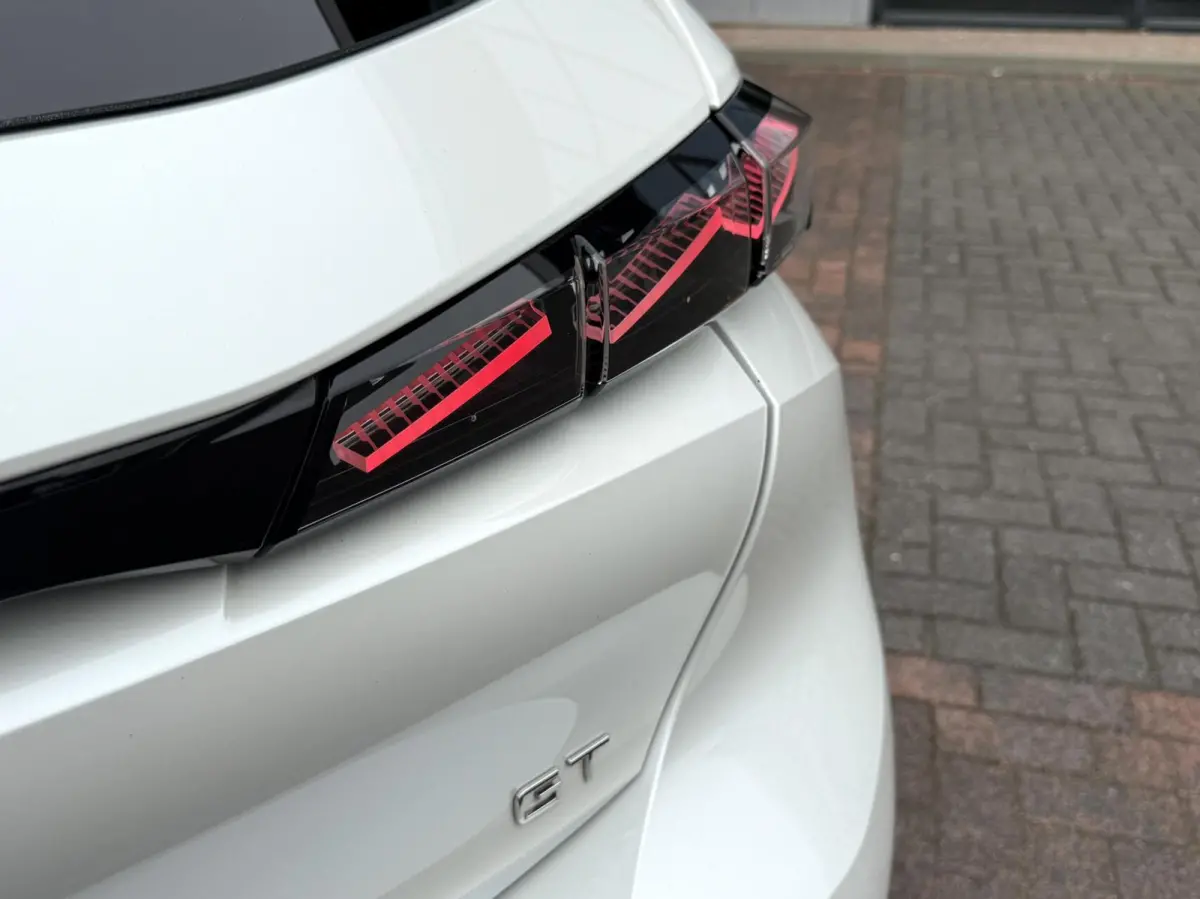 1.2 PureTech Active Pack Carplay Pano Cruis 2023 Eerste Eigenaar Vol opties Parelmoer Led Pdc 360 Camera Perfecte Staat incl 12 maanden garantie