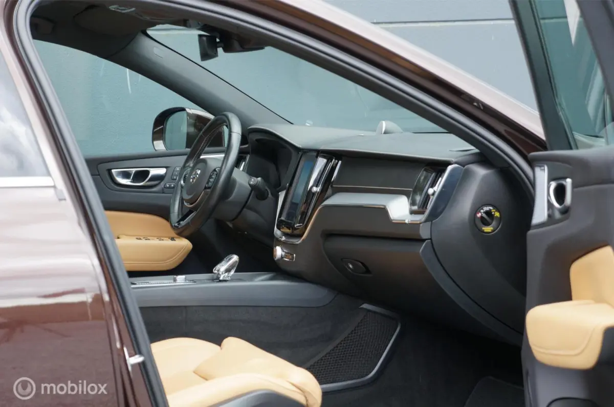 2.0 T8 Twin Engine AWD Inscription B&W Pano HUD !