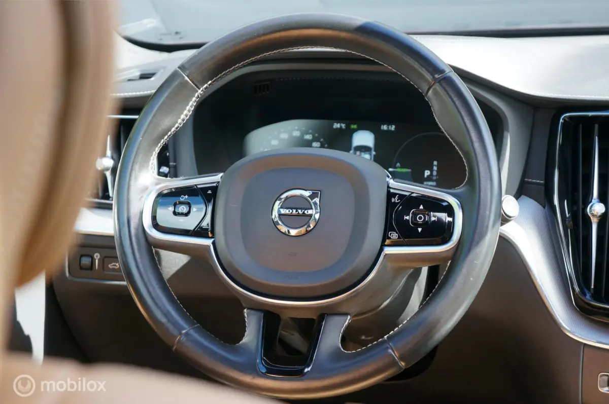 2.0 T8 Twin Engine AWD Inscription B&W Pano HUD !